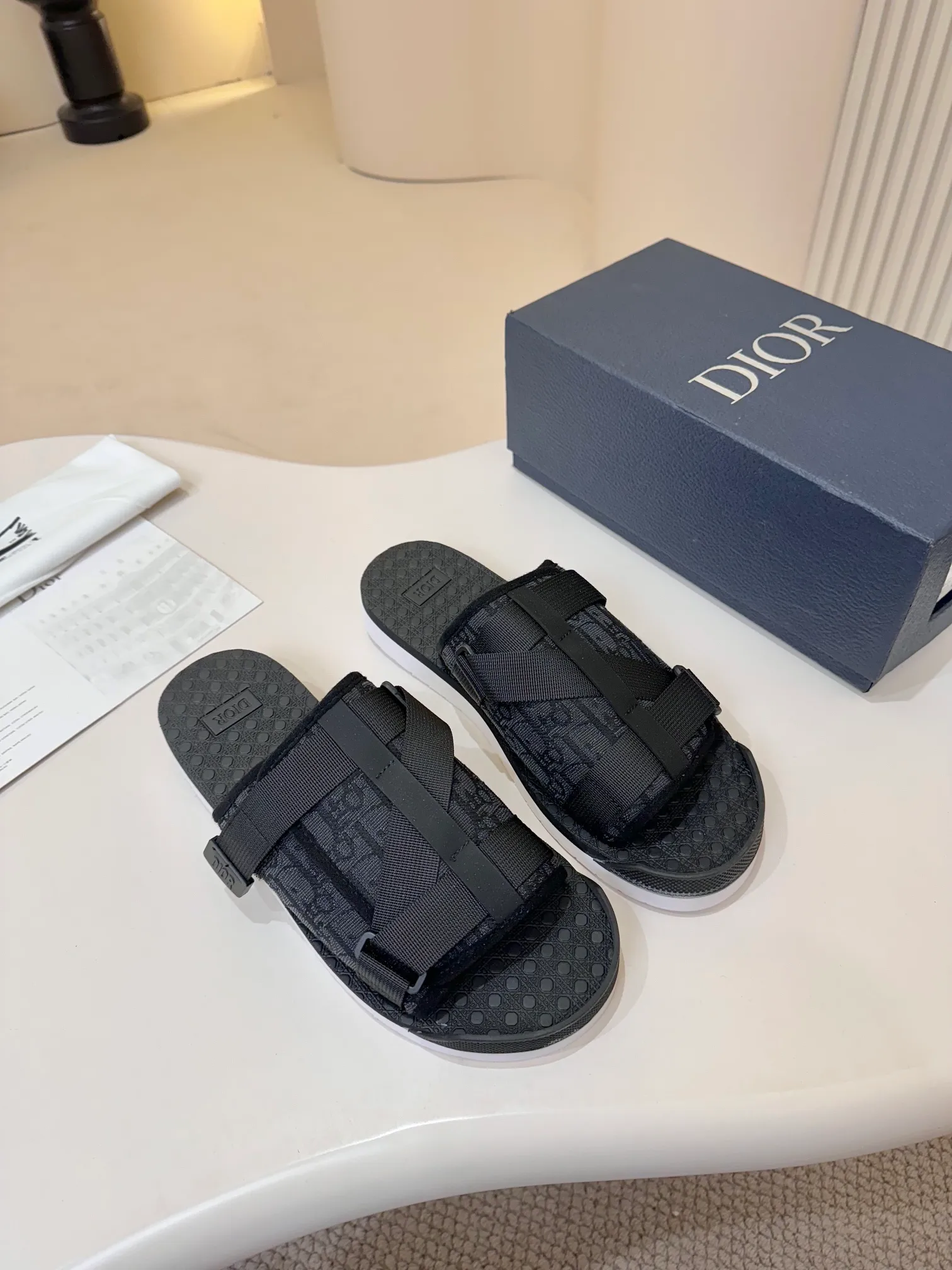 [Dior] P: 300💰 -Size: 38-46 Dior Dior D’s classic men’s slippers, high-end boutique, original material, pure cotton printed canvas upper, fine workmanship, super soft sole, casual, loose and comfortable, a must-have in summer!